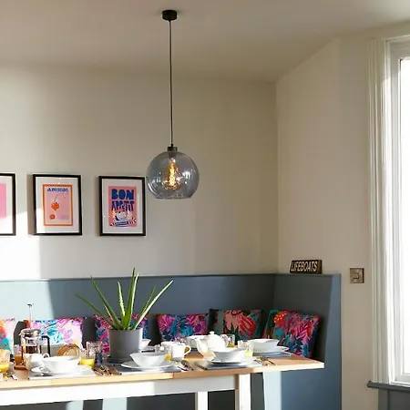 The Stoop, Stunning Sea Views! Apartmán *